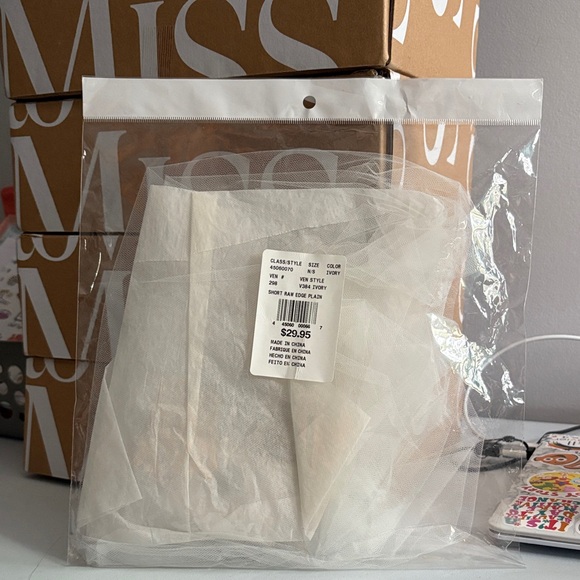 David's Bridal Ivory Short Tulle Veil - Picture 1 of 3